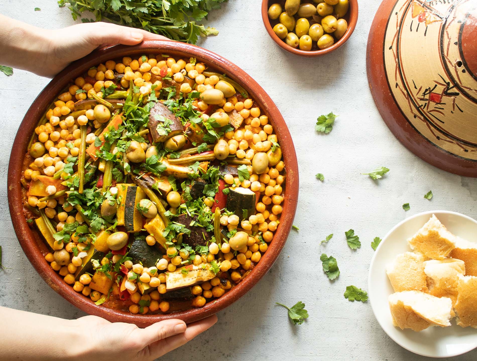 Vega tajine met halloumi, groenten, abrikozen & kikkererwten (V