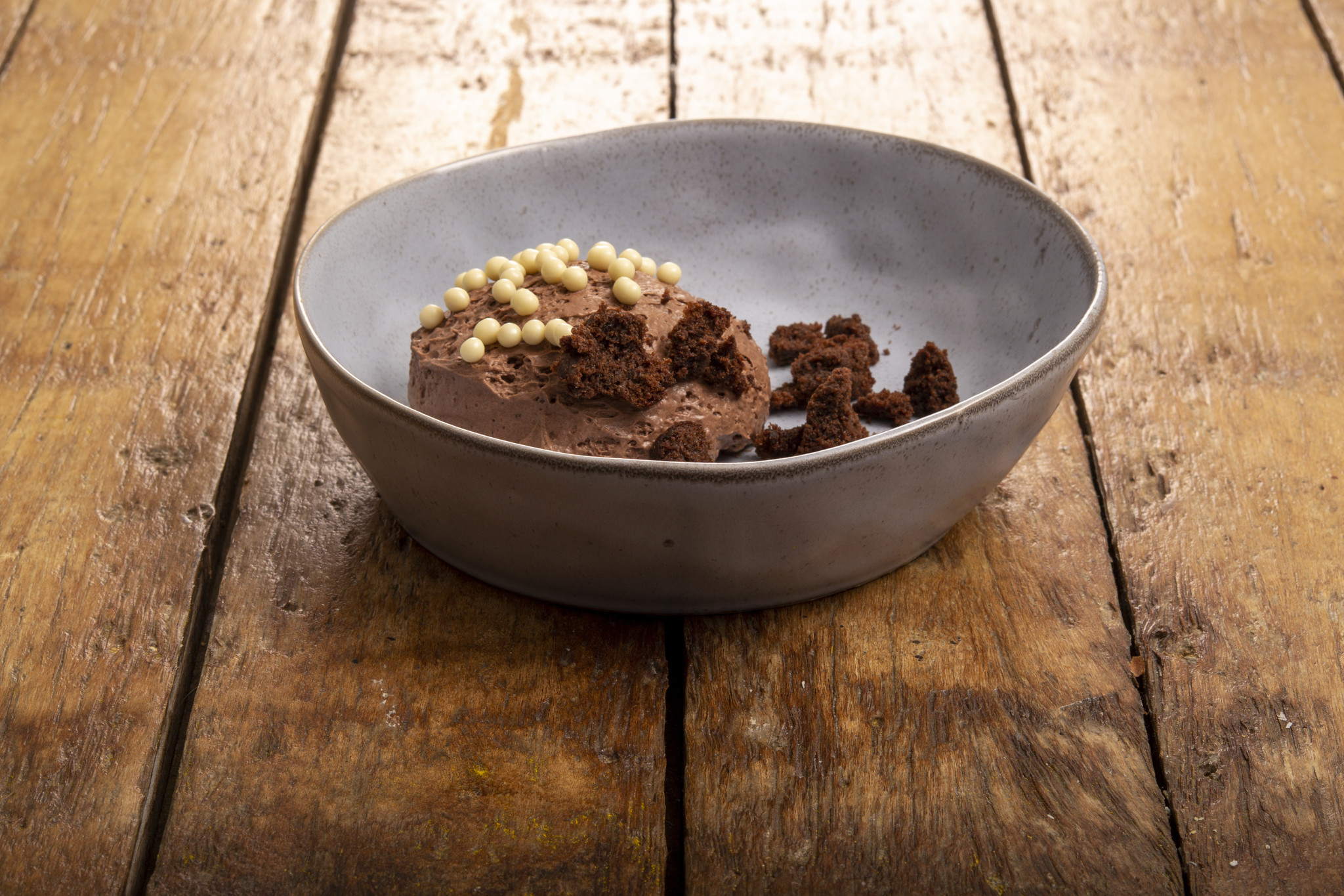 Chocolade bavarois met crumble van brownie