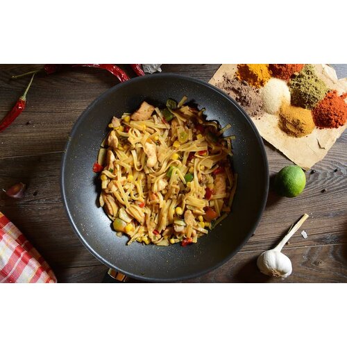 Babi pangang met bami goreng & kroepoek Babi pangang met bami goreng & kroepoek