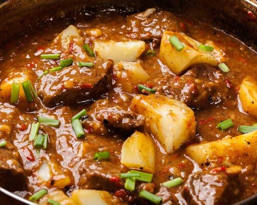 Runderhachee met rode kool & appeltjes en aardappelpuree