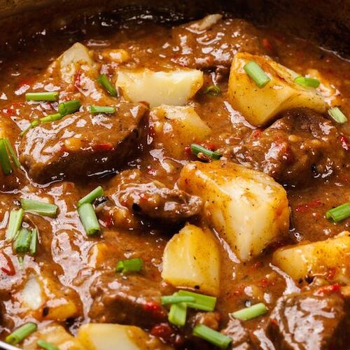 Runderhachee met rode kool & appeltjes en aardappelpuree