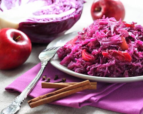 Runderhachee met rode kool & appeltjes en aardappelpuree