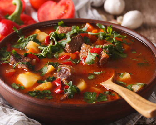 Rundergoulash met doperwten en witte rijst-natriumarm