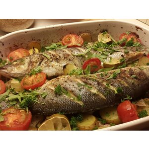 Pasta in roomsaus met groenten en zeebaars