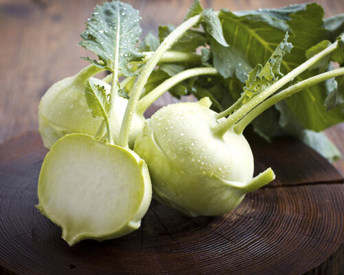 Rundersaucijs met jus, koolrabi met groentensaus en gekookte aardappels