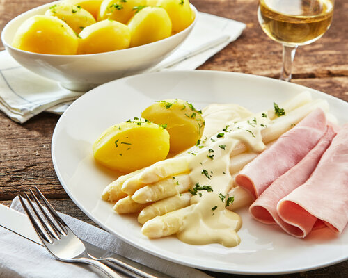 Asperges met plakjes beenham, krieltjes, ei & hollandaisesaus