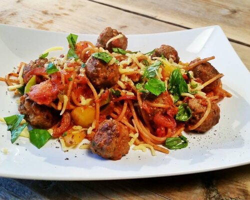 Volkoren spaghetti bolognese en rauwkostsalade (apart verpakt)