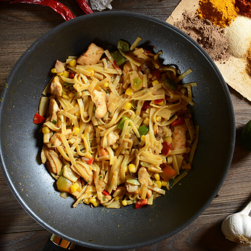 Babi ketjap bami goreng met kroepoek