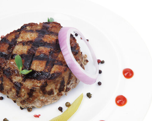 Runderburger met jus, savooiekool met saus en gekookte aardappels