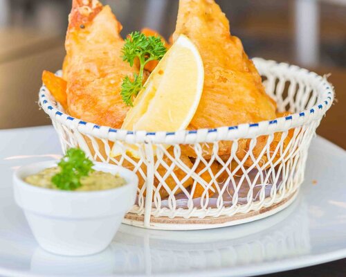 Lekkerbek met saus, doperwten, wortelen en gebakken krieltjes - Luxe