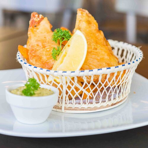 Lekkerbek met saus, doperwten, wortelen en gebakken krieltjes - Luxe