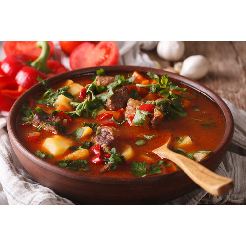 Rundergoulash, doperwten & rijst