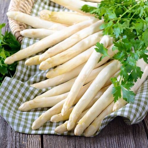 Hollandse witte asperges met beenham, krieltjes en Hollandaisesaus