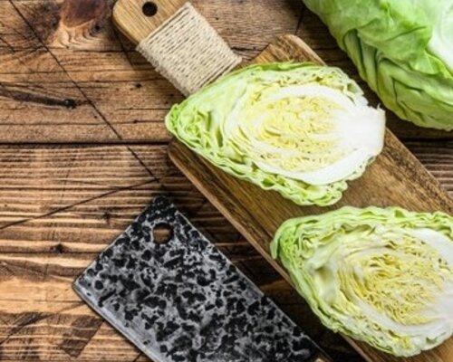 Vegetarische kipstukjes met jus, spitskool met groentesaus en gekookte aardappels
