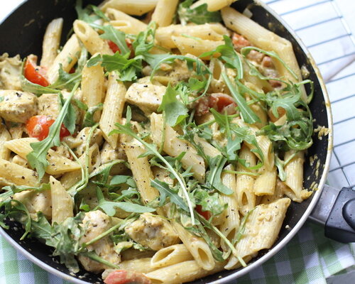 Penne kip pesto met rauwkostsalade