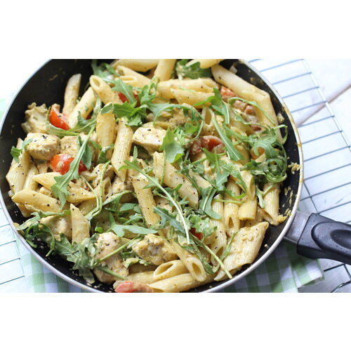 Penne kip pesto met salade Penne kip pesto met salade