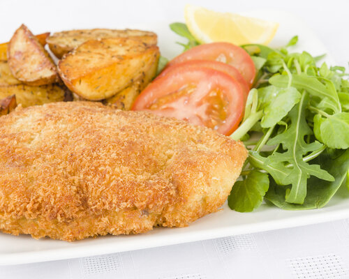 Kip cordon bleu met jus, prei met groentensaus en gekookte aardappels