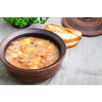 Bruine bonensoep met vlees en worst