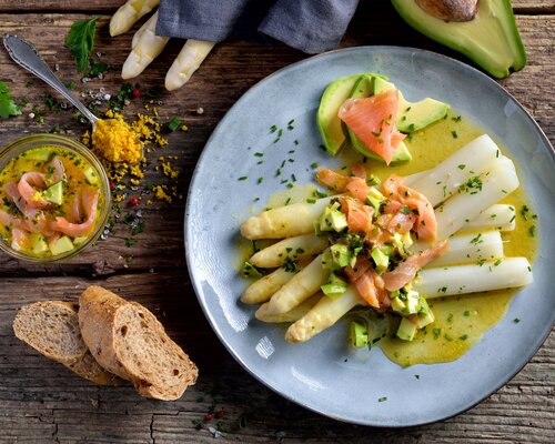 3 gangenmenu: zalmterrine, gebakken zalm met witte asperges Hollandaise saus en krieltjes. Chocolade peer cake