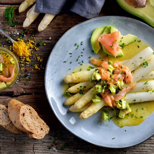 3 gangenmenu: zalmterrine, gebakken zalm met witte asperges Hollandaise saus en krieltjes. Chocolade peer cake