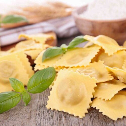 Ravioli met bolognesesaus, doperwten & gehaktballetjes