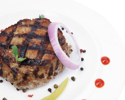 Wildburger met cranberrysaus, haricot verts met spekjes & aardappeltaartje