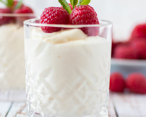 witte chocolademouse met frambozen