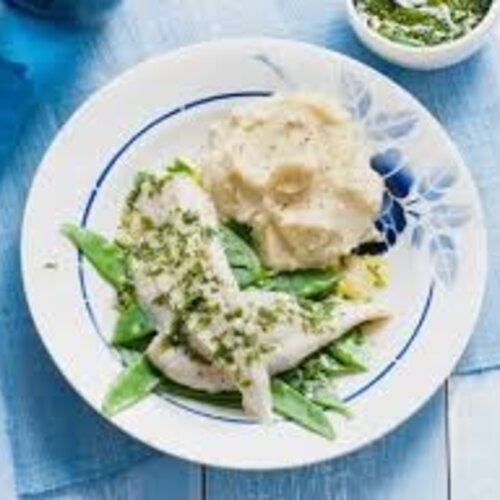 Gepocheerde scholfilet in vissaus, broccoli en aardappelpuree