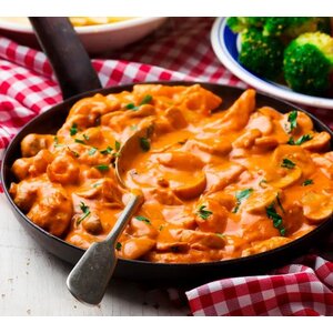 Kip stroganoff, groenten & puree