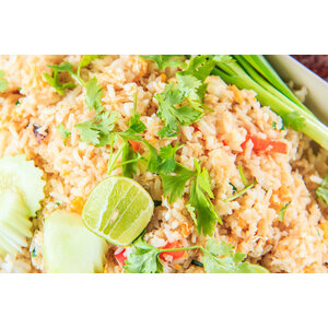 Kipstukjes met satesaus & nasi goreng