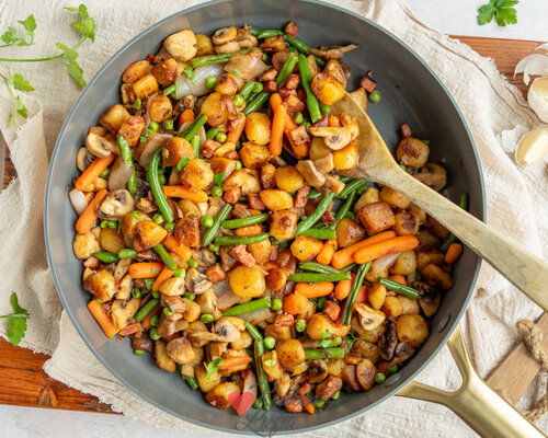 Kippenpoot met Bonne Femme (doperwt, wortel, champignon, krieltjes & spekjes)