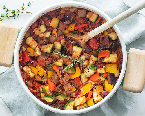 Pangasius visfilet in tomaten-paprikasaus met ratatouille & gele rijst