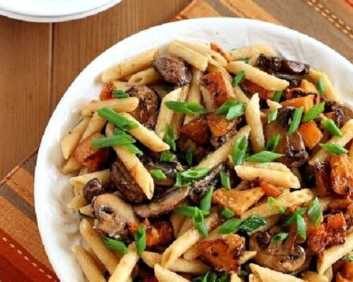 Shaslickschotel (varkensvlees met paprika, champignon & ui) met penne pasta