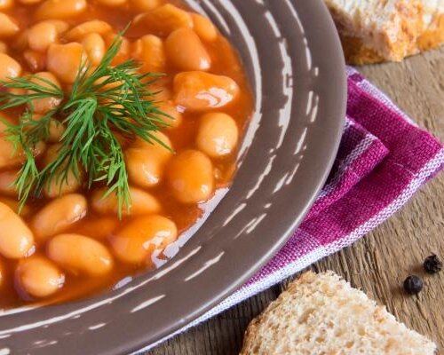 Curryworst, witte bonen in tomatensaus & aardappelpuree