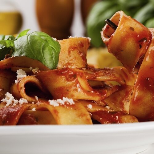 Italiaanse Bolognese saus met penne pasta