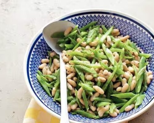 Kipgehaktbal met jus, blote billetjes in het gras stamppot (snijbonen & witte bonen)