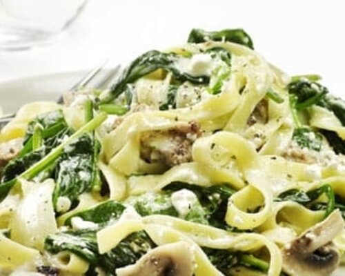 Tagliatelle met kipstukjes en spinazie champignonsaus