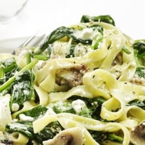 Tagliatelle met kipstukjes en spinazie champignonsaus