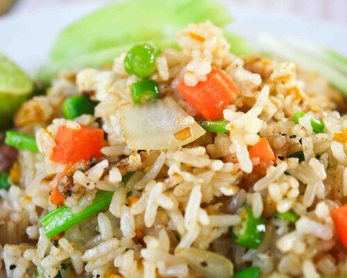 Omelet met satesaus & nasi goreng VEGETARISCH