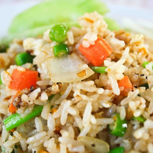 Omelet met satesaus & nasi goreng VEGETARISCH