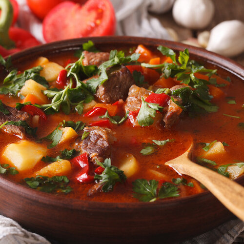 Maaltijdsoep: goulashsoep met huzarenslaatje, bruin bolletje & roomboter