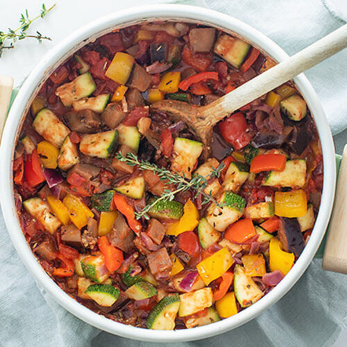 VEGA kipstukjes met tomaten-papriksasaus, ratatouille en gele rijst VEGETARISCH