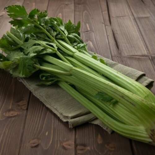 Curryworst met jus, bleekselderij en gekookte aardappels Curryworst met jus, bleekselderij en gekookte aardappels