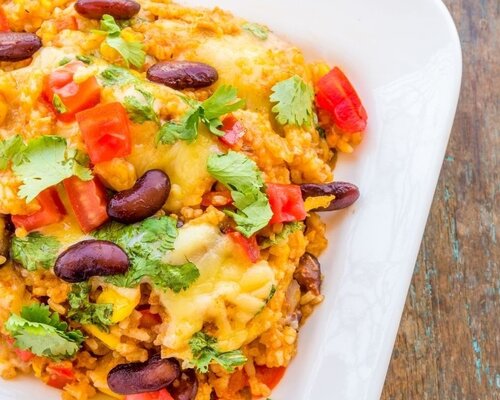 Mexicaanse kipschotel met kipflakes en witte rijst Mexicaanse kipschotel met kipflakes en witte rijst