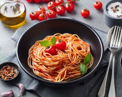 VEGA Spaghetti met Bolognesesaus en een bakje rauwkost VEGETARISCH VEGA Spaghetti met Bolognesesaus en een bakje rauwkost VEGETARISCH