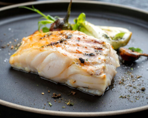 Heekfilet met kruidensaus, wortel, sperziebonen, koolraab en gebakken aardappels