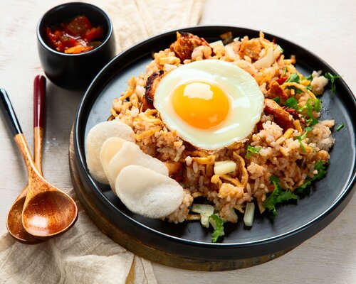 VEGA omelet in foe yong hai saus met nasi goreng