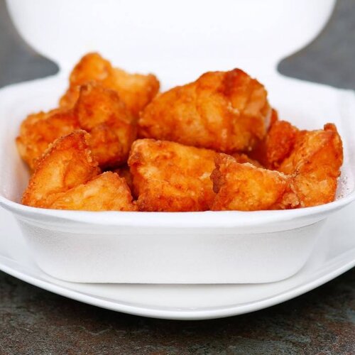 Kibbeling met mosterd-dillesaus, doperwten & wortel en gebakken aardappel