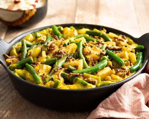 Bobotie (rundergehakt & kerrie),  sperziebonen met rozijnen en witte rijst