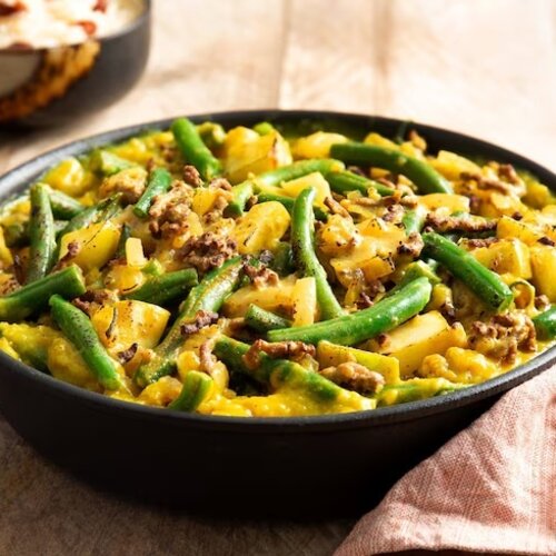 Bobotie (rundergehakt & kerrie),  sperziebonen met rozijnen en witte rijst